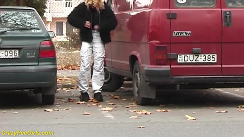 Crazy pee girls: Дівчина писяє між машинами
