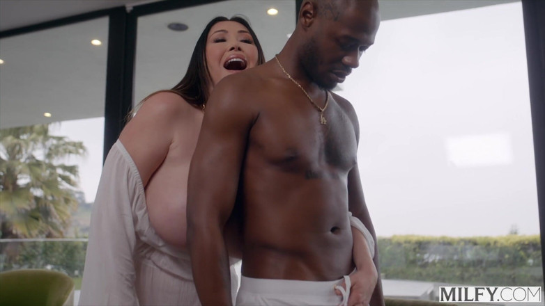 Milfy: La casalinga ricca di milfy kianna ama cavalcare il grosso...