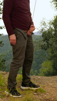 Mädchen in einem gelben kleid wichst meinen schwanz im wald.