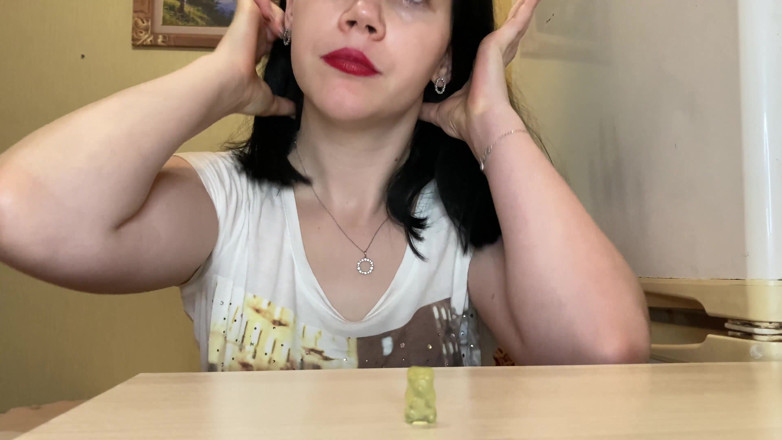 Anna Sky: Giantess eats gummy bears and a toy. 4K