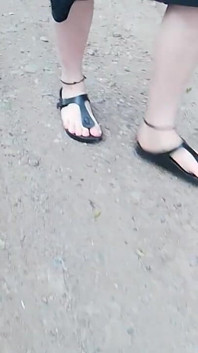 เดินเล่นธรรมชาติในรองเท้าเบอร์เคนสต็อก