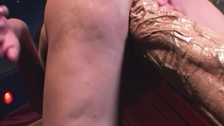 THAGSON CORE: Madura morena milf babea en masiva polla antes de un...