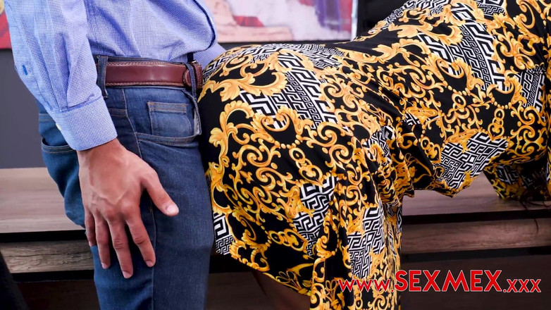 SexMex: Возбужденная милфа с большой попкой трахает своего молодого сотрудника в офисе