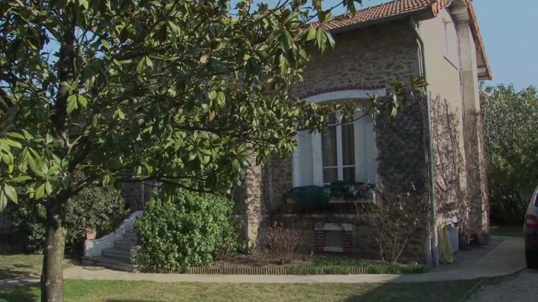 Nude in France: Horny pervert jerks off to older woman in shower