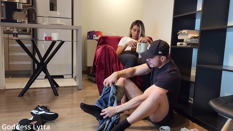 Queen Lytta ballbusting and cum lick: La déesse Lytta exige que son amie adore ses pieds...