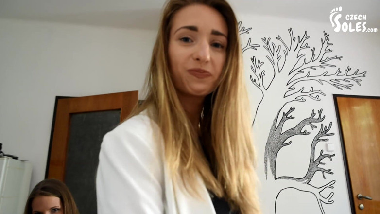 Czech Soles - foot fetish content: Kancelářské uctívání nohou se dvěma bohyněmi nohou