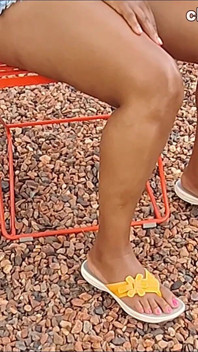 Gambe cosce lucenti MILF ebano e belle dita rosa