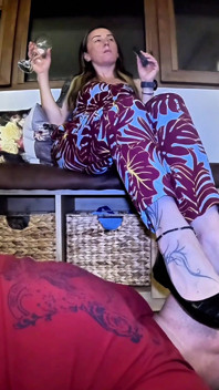La dominatrix y su mesa humana
