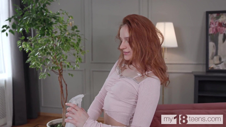 My 18 Teens: My18teens - Piękna ruda dziewczyna drażni jej cipkę