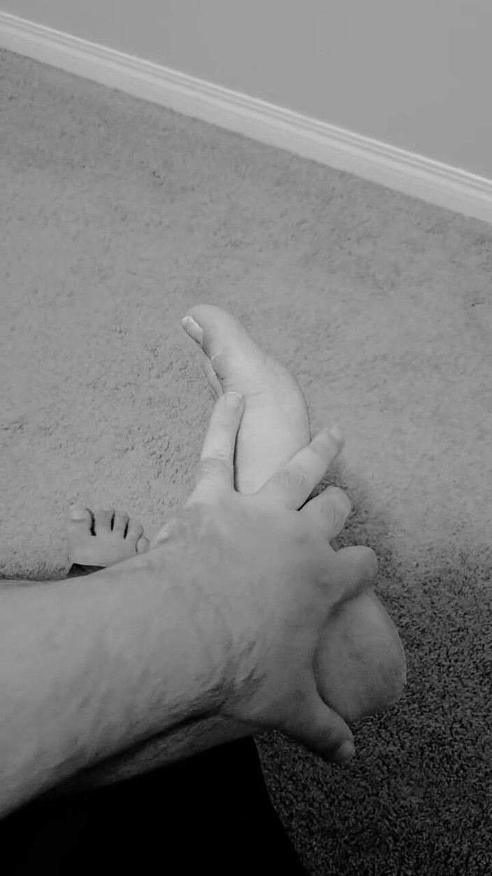 Erotic Man: Gimiendo masculino y acariciando los pies sucios
