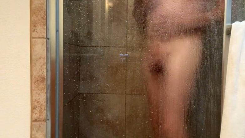 Croonerlooker: Sissy Showering