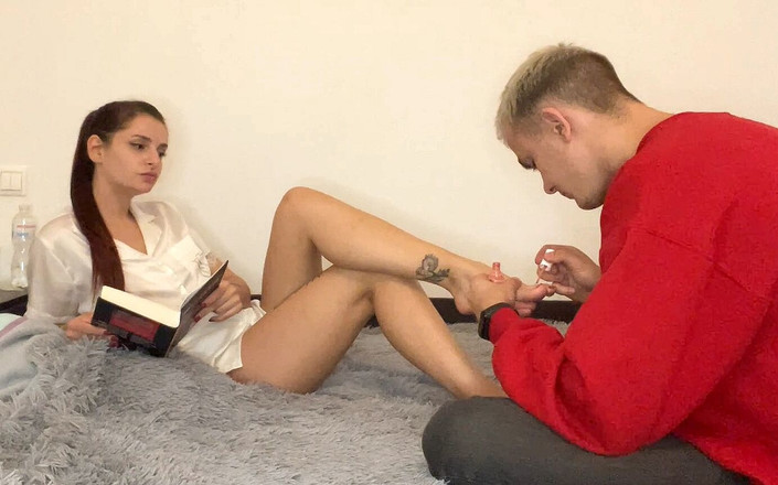 Petite Princesses Femdom: Gli ospiti aspetteranno che lo schiavo finirà di fare la...