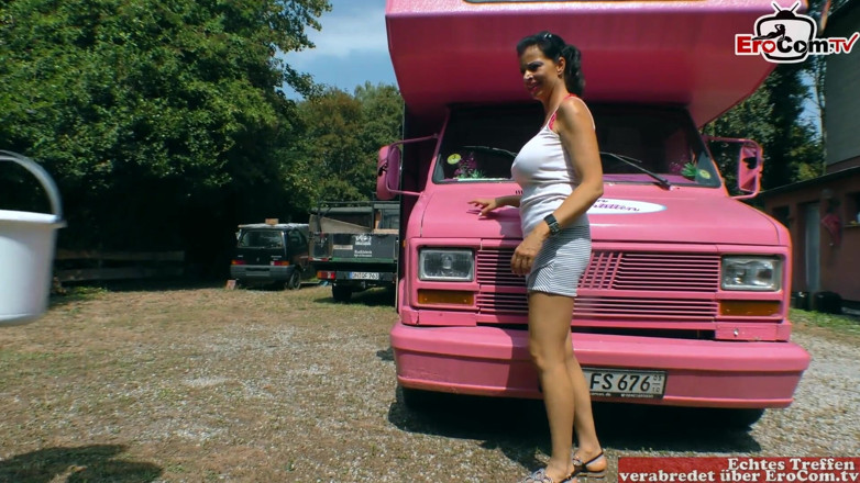 EroCom: Tetona milf y chico cachondo hacen lavado de autos caliente