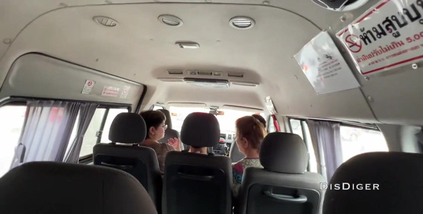 Dis Diger: Riskantní kouření v autobuse. Téměř chycena s ptákem v puse
