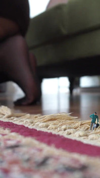 Giantess si hraje na schovávanou se zmenšenými kolegy