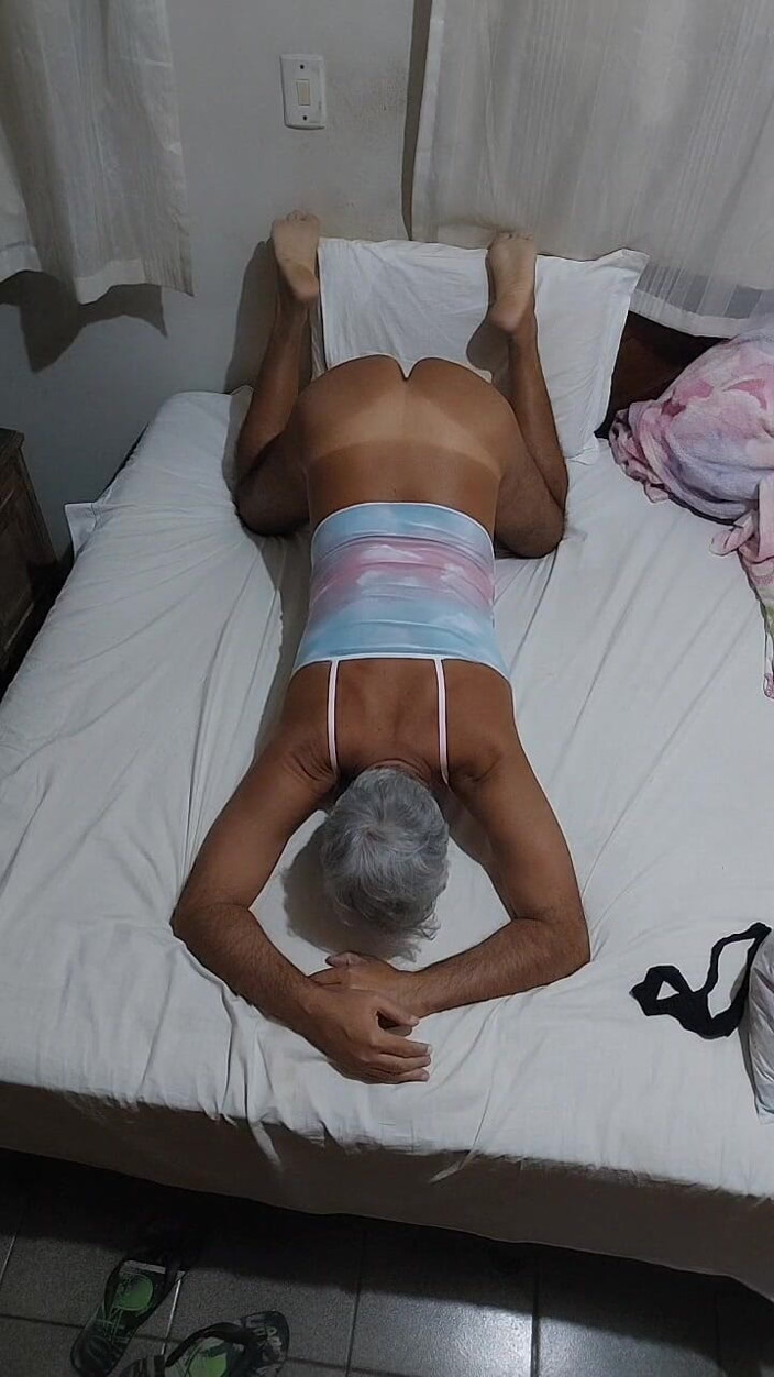 Ladysilvas: Ladysilva in Bed Doing Live Chat Showing off Her Hot...