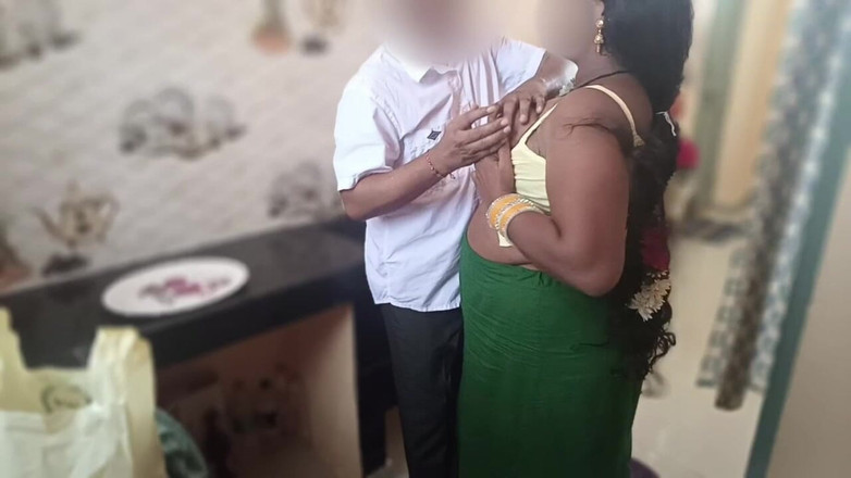 Telugu-fuckers: Hintli üvey anne mutfakta sikiliyor, yemek pişirirken sürpriz yapmak için onu...