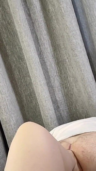 Perempuan simpanan meniduri suami hambanya dengan kakinya di pantat dan menggosok farajnya yang berair dengan kegembiraan