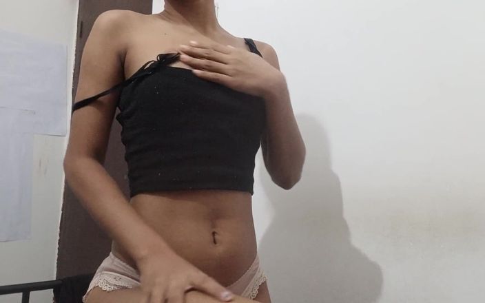 desigirl93: 보지를 핑거링하는 날씬한 소녀의 작은 젖탱이