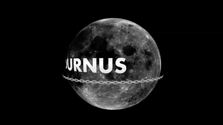 Sadurnus: Amy Douxxx se într-o toaletă umană