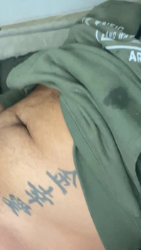 Zakar besar berjanggut melancap dan membogelkan dirinya dengan air mani