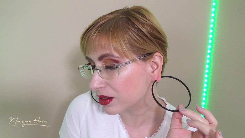 Morrigan Havoc: Aku lagi asik pamer anting-anting di memek hitamnya