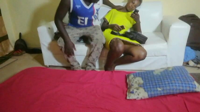 Pornsexlive: एक छात्र अपने शिक्षक से मिलने जाता है