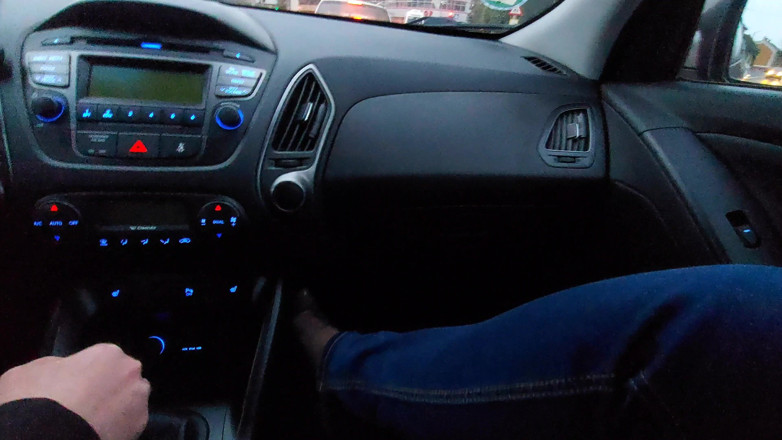 Step Mommy: Une MILF amateur fait une branlette à un chauffeur de taxi...