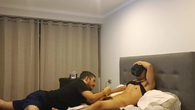 Bare skin man: เบื้องหลัง, กล้องในตู้เสื้อผ้า