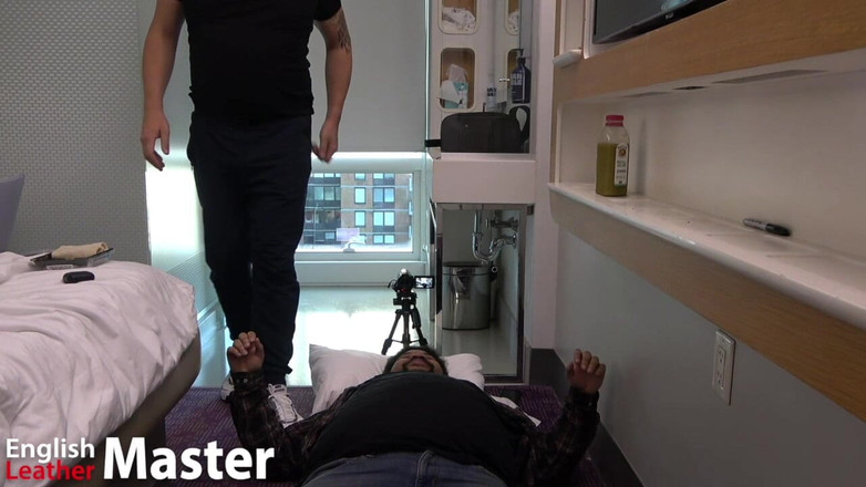 EnglishLeathermaster: Siadanie na twarzy i pierdzenie