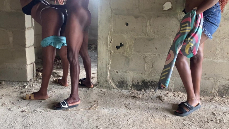 Pretty Pussy Studio: 我的前任和我的女友在未建成的建筑中给我惊喜