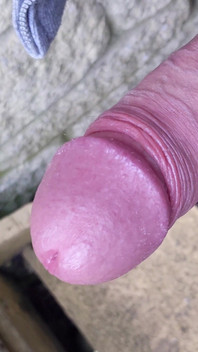 Cowok ini lagi ngocok kontol besar yang belum disunat - close up