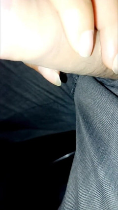 Martin13: Akhirnya cowok ini memuaskan fantasi seksnya! Aku lagi asik nyepong...