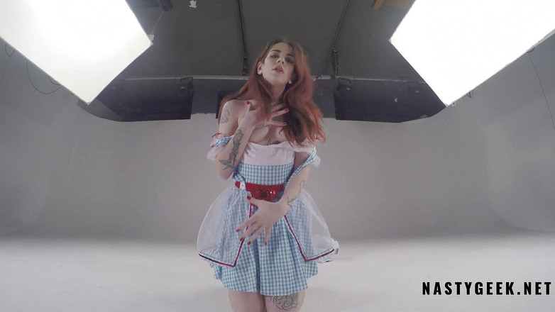 PurefilmsTv: Alice hứng tình trong xứ sở thần tiên thoát y...