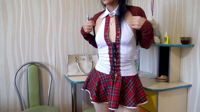 KristinaSlut: 大学生が濡れたおまんこで遊ぶ