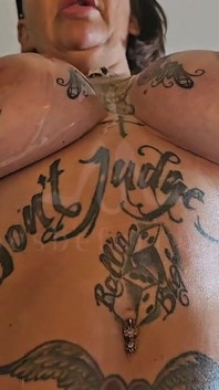 Tätowierte tylerin, handjob & footjob