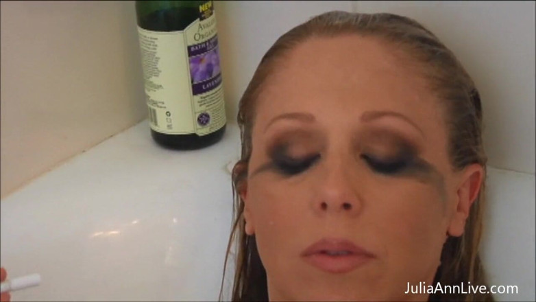 Julia Ann: Basah berendam