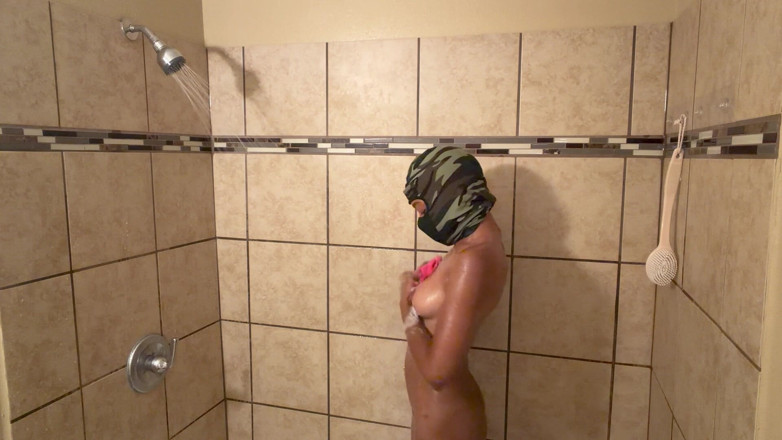 Paulani: Hora do banho mostrando meu corpo quente enquanto entra no...