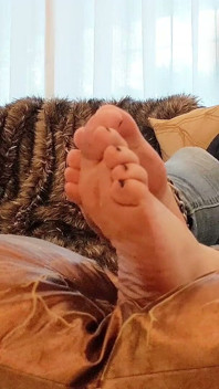 Kaki kotor di sofa