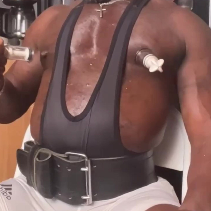 Black mature muscle Brody Richardson: Titpump bertetek besar berotot dan bermain dengan memerah prostat