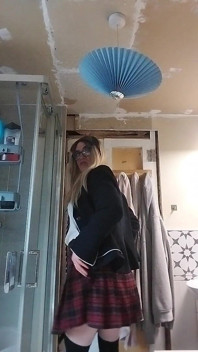 Sissy arrapata in uniforme adora il suo liquido preseminale