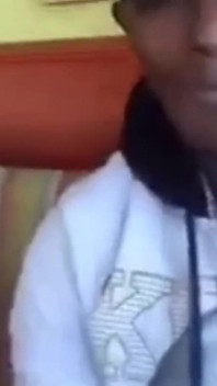 Büyük siyah yarağımı okşuyor