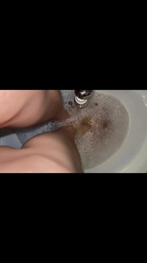 Naelor: Melove Cleaning Her Sexy Small Feet in the Bath