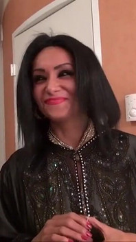 Sexy brunetka s chlupatou kundičkou je naštvaná