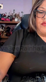 Brezilyalı iri güzel kadın orta yaşlı seksi kadın tanrıça yeşil gözlü kırmızı dudaklar kırmızı tırnaklar seni yok sayıyor