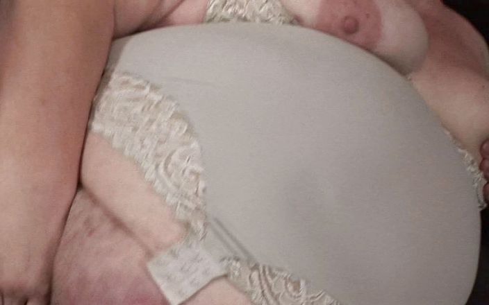 Time To Jerk Off: Paffuta matura miLF viene trapanata forte alla pecorina
