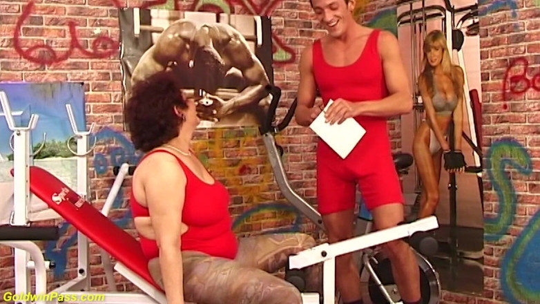 Crazy Old Moms: Dikke oma geneukt door haar fitnesscoach