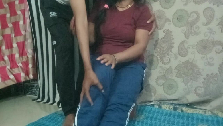 BendableFog5: 義理の兄が義理の妹が一人でセクシーなビデオを見せているのを見て、義理の兄は義理の姉と関係を持ちました