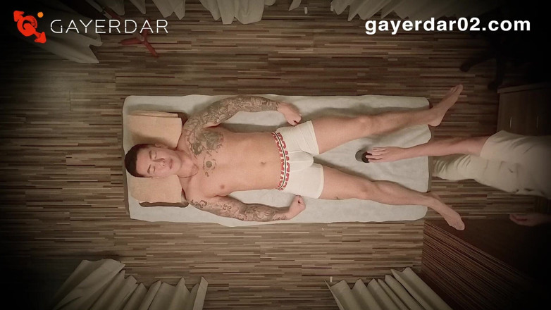 GAYERDAR: GD-024-Massage taïwanais tatoué Filmage spontané/Professeur masculin musclé à nu