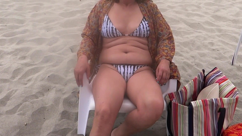 Ardientes69: Ibu tiri nakal ini pamer tubuh bahenolnya di pantai dan...